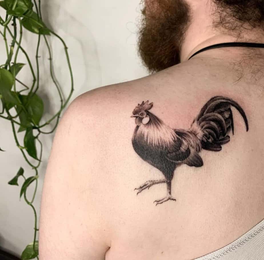 7. Ein Hahn-Tattoo auf dem Rücken 