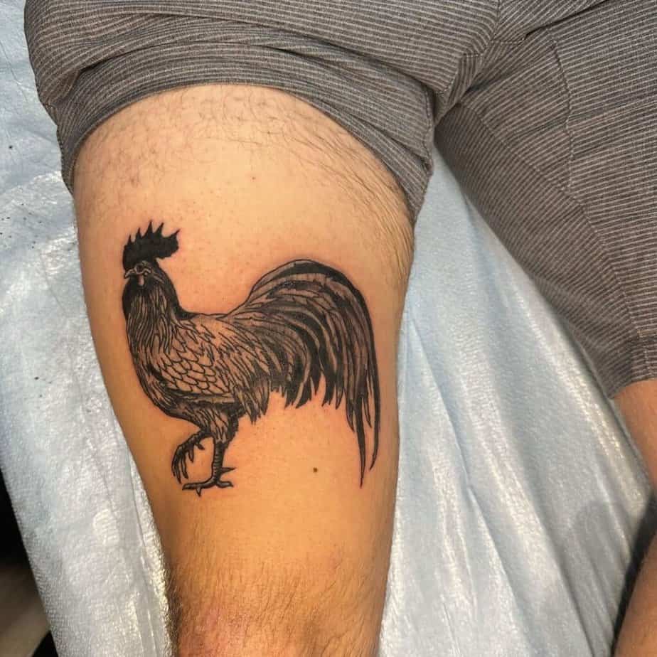 8. Ein Hahn-Tattoo auf dem Oberschenkel 