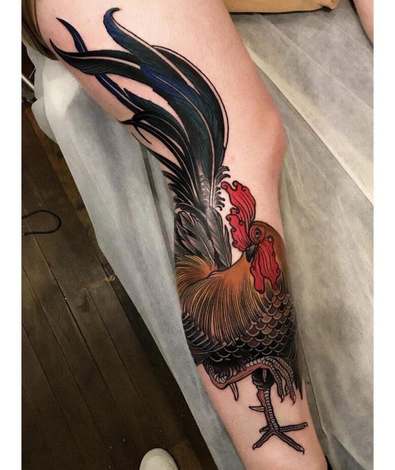 9. Ein Hahn-Tattoo über das gesamte Bein 