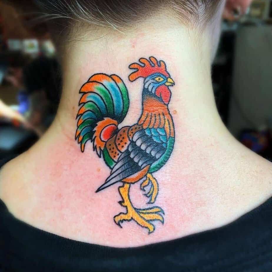 10. Ein Hahn-Tattoo auf der Rückseite des Halses 