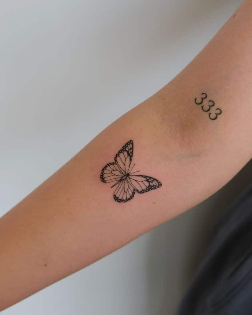 17. Ein Schmetterling Hand Tattoo mit einem Engel Nummer 