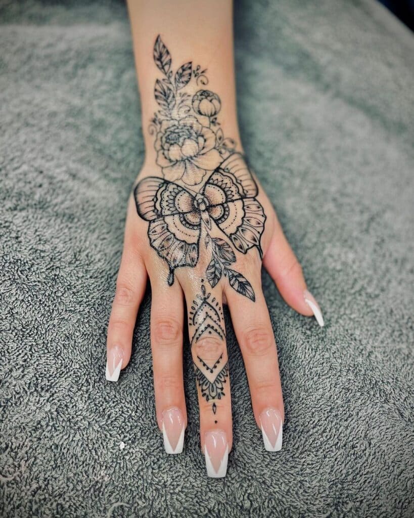 18. Ein Mandala Schmetterling Hand Tattoo 