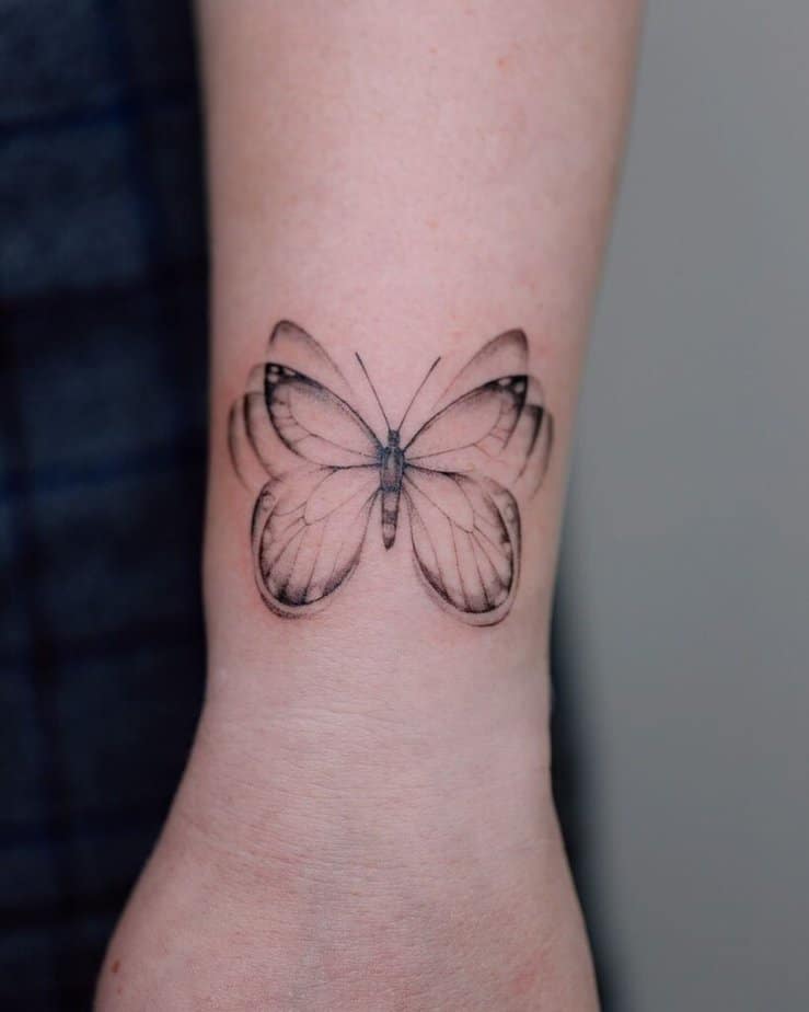 21. Ein flatterhafter Schmetterling als Hand-Tattoo 