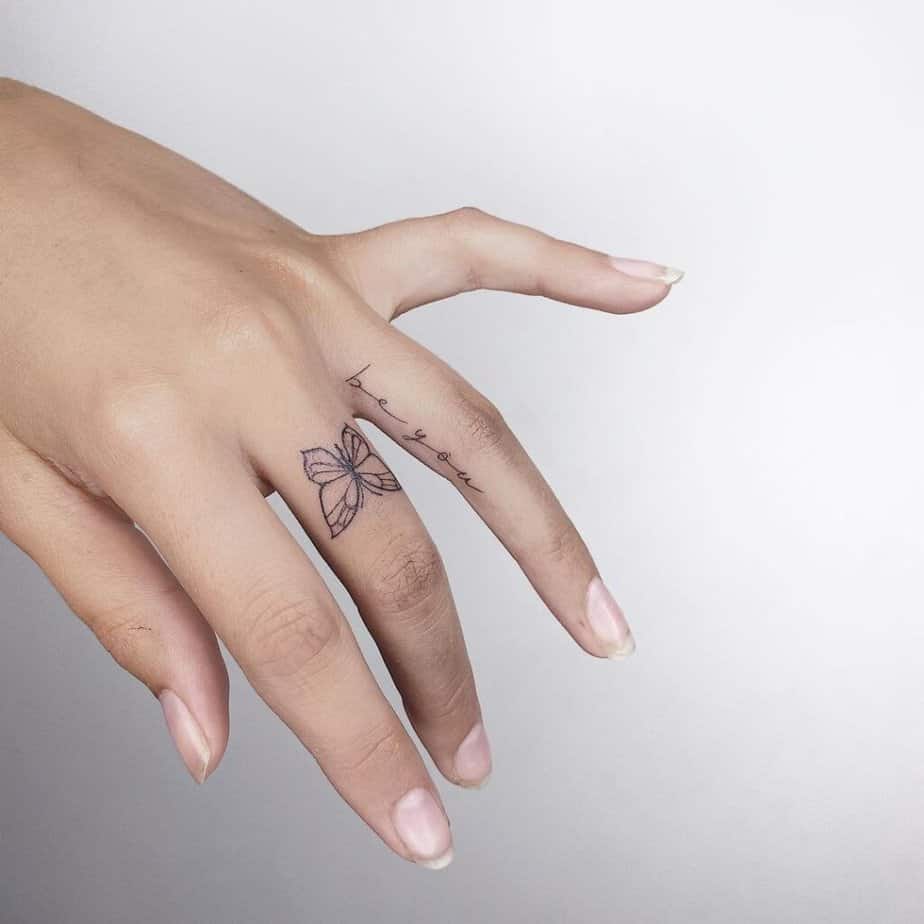 7. Ein Schmetterlings-Tattoo mit einer kleinen Erinnerung an "Sei du selbst"