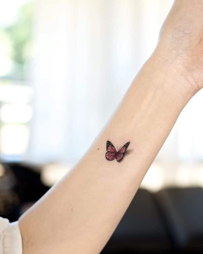 8. Eine Schmetterlings-Tätowierung auf dem Handrücken 