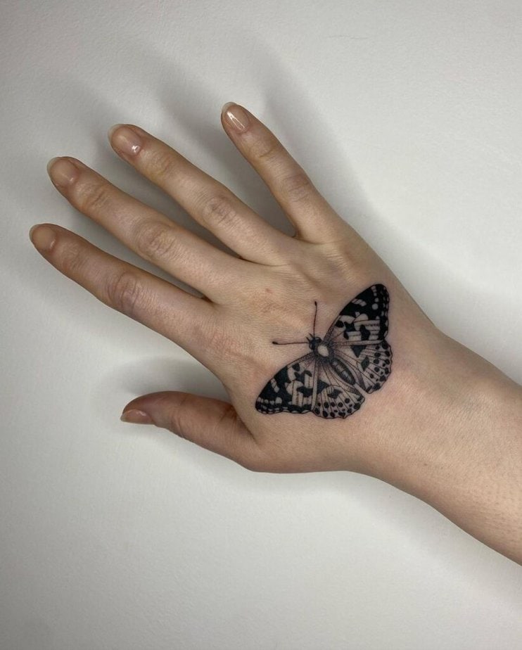 9. Ein Statement Schmetterling Hand Tattoo 