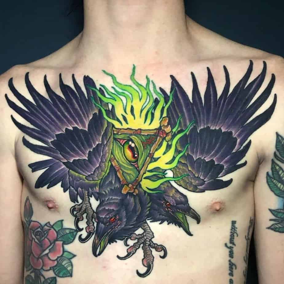 Krähen-Tattoos mit farbigen Details