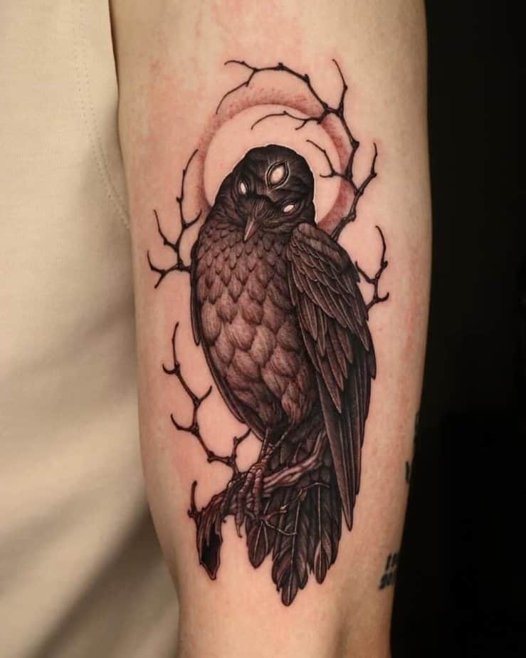 Schwarze und graue Krähen-Tattoos