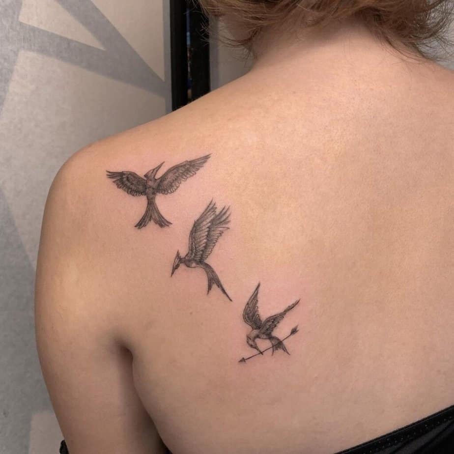 14. Ein Mockingjay-Tattoo auf dem Rücken 
