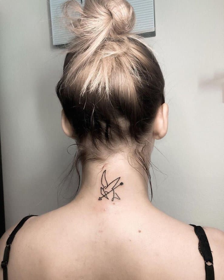 21. Ein Mockingjay-Tattoo als Strichzeichnung im Nacken