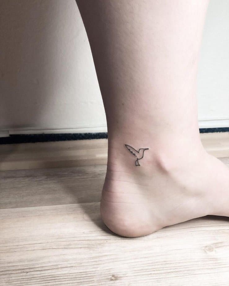 22. Ein Mockingjay-Tattoo als Strichzeichnung auf dem Knöchel 