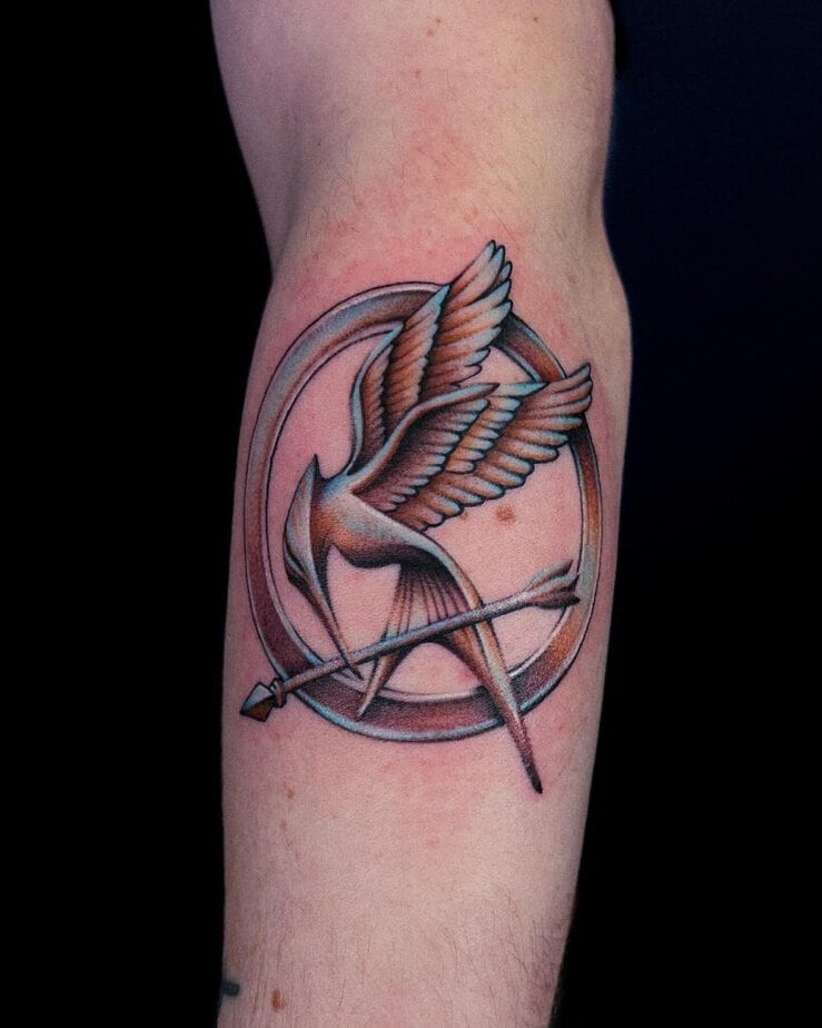 4. Ein verchromtes Mockingjay-Symbol-Tattoo 