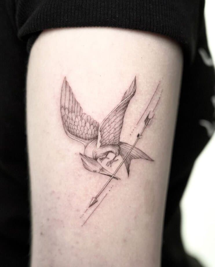 5. Ein feinliniges Mockingjay-Tattoo 