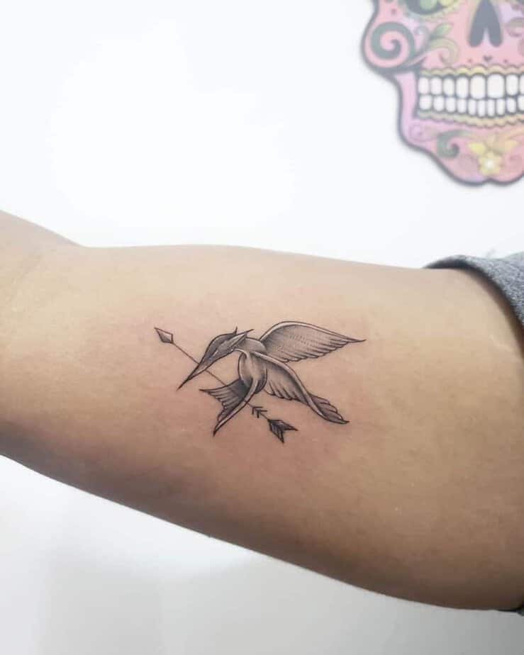 8. Ein Mockingjay-Tattoo auf dem Oberarm