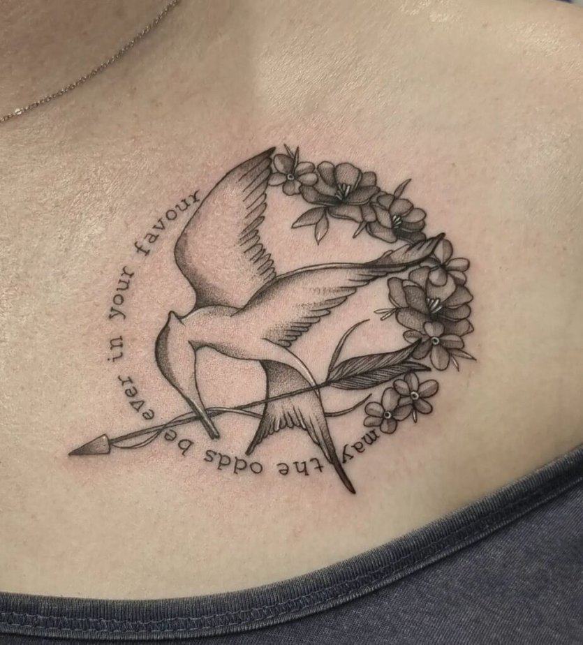 9. Ein Mockingjay-Tattoo auf der Brust 