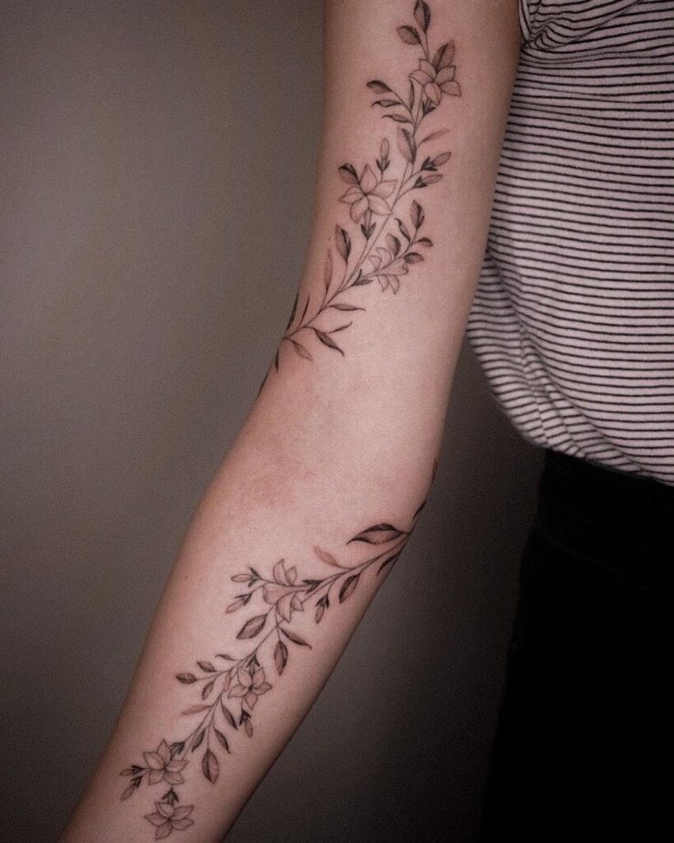 1. Ein Jasmin-Tattoo über den gesamten Arm