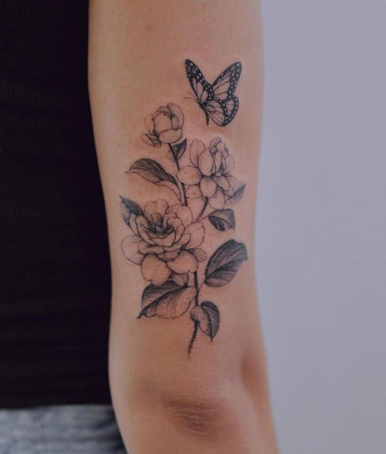 12. Eine Tätowierung mit einer Jasminblüte und einem Schmetterling 