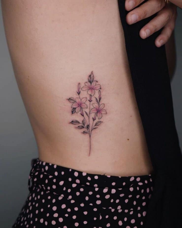 21. Ein Jasmin-Tattoo auf der Seite des Bauches
