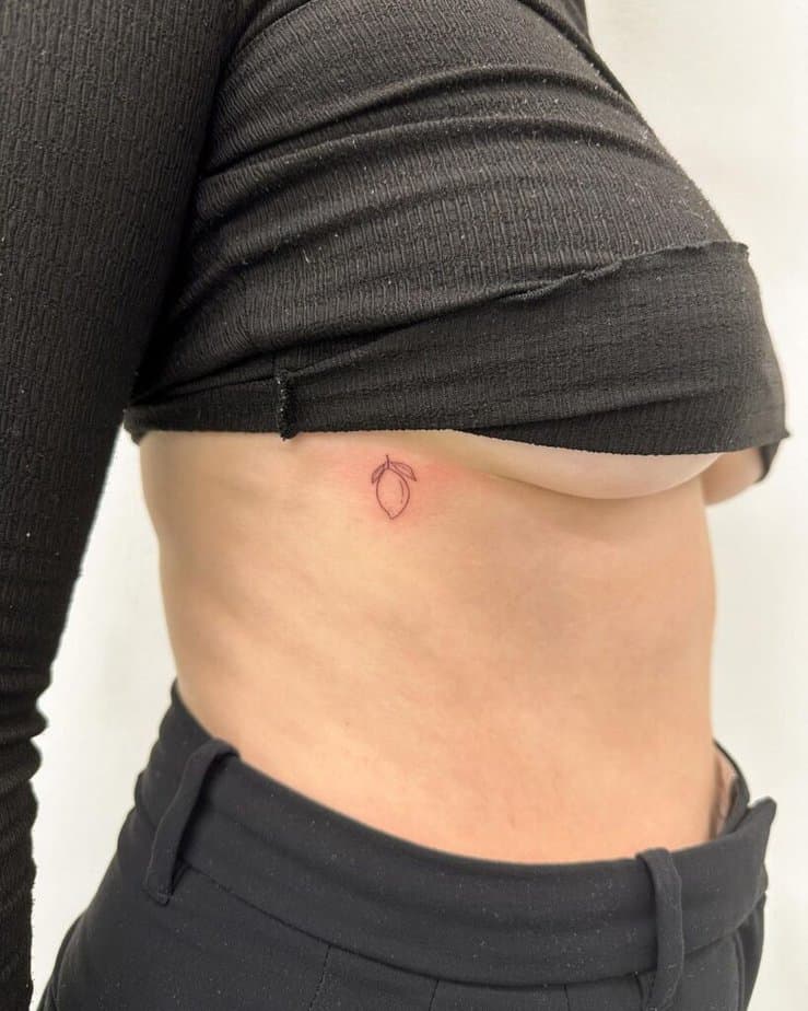 11. Ein kleines Zitronen-Tattoo auf dem Brustkorb 