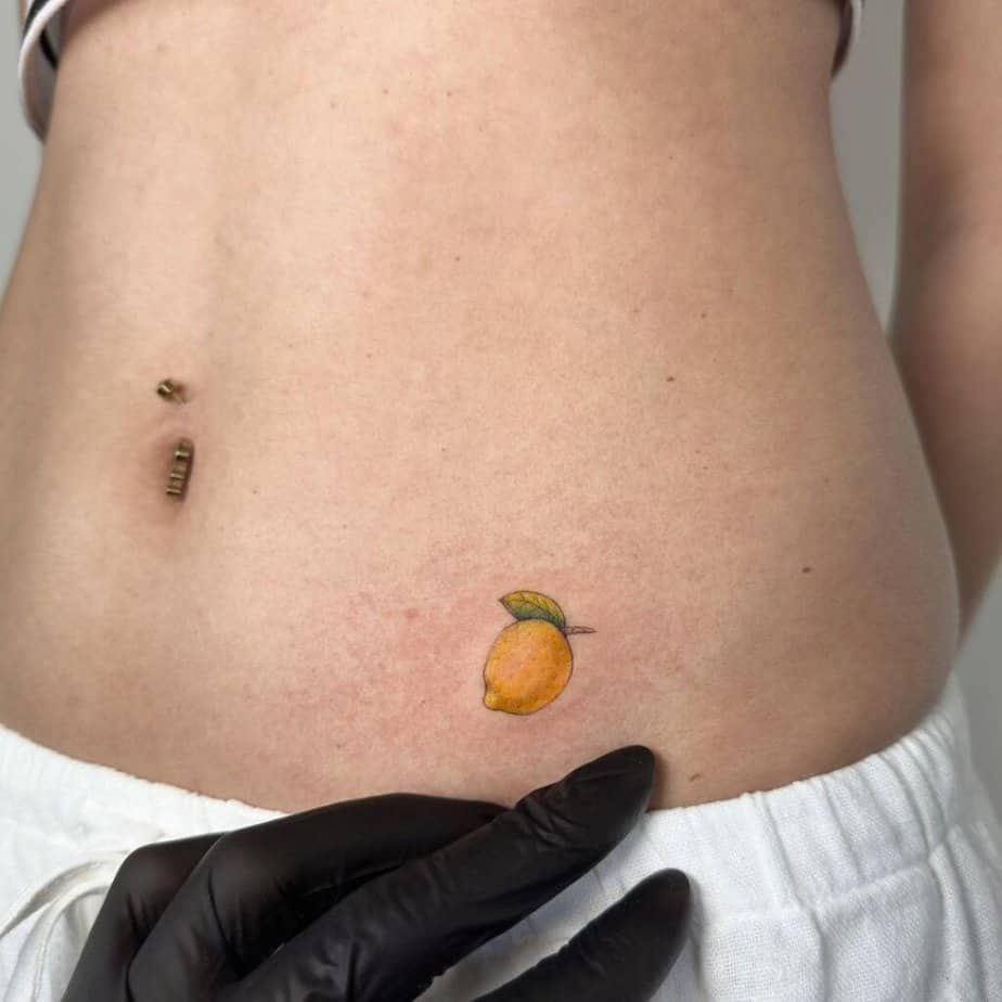 17. Ein Zitronen-Tattoo auf der Seite des Magens