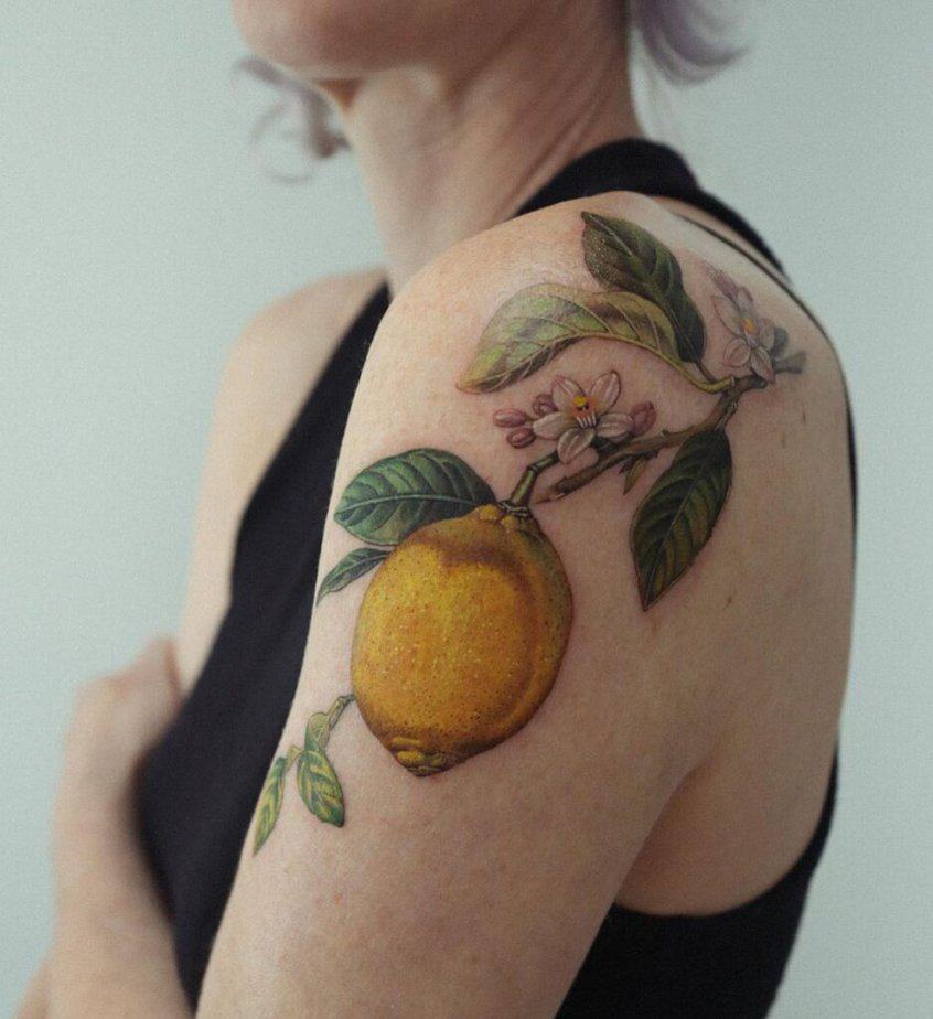 20. Ein Zitronen-Tattoo auf der Schulter 