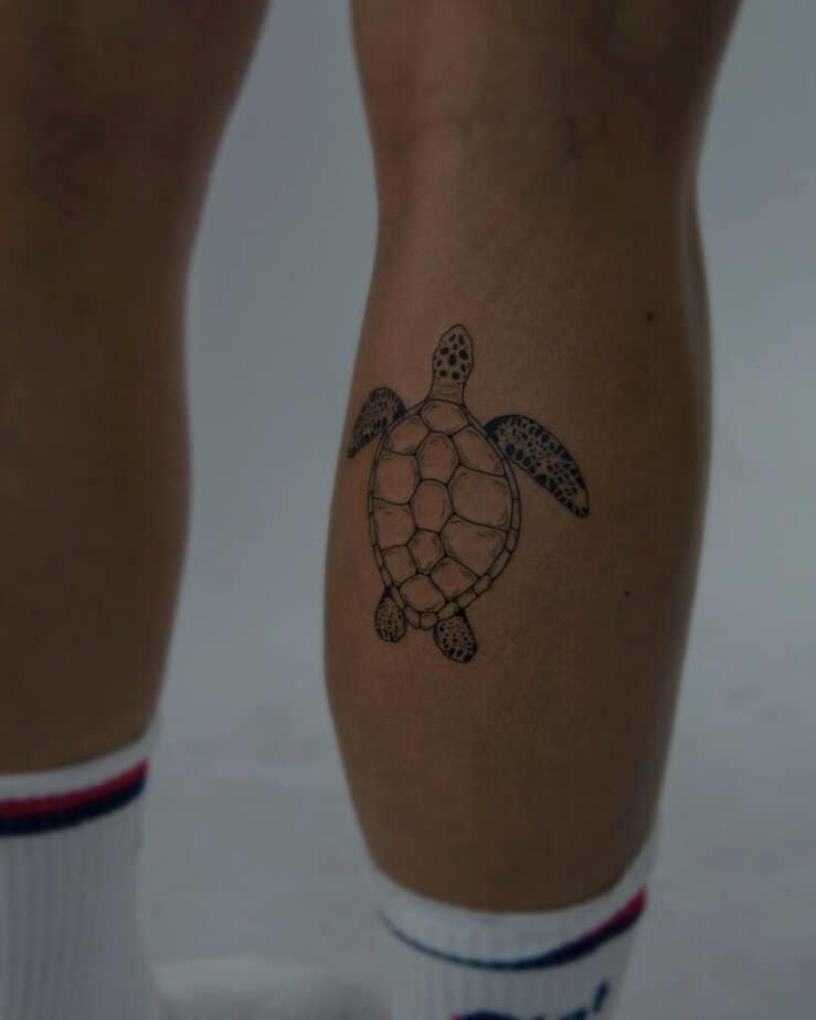 14. Eine feinlinige Meeresschildkröten-Tätowierung auf dem Bein