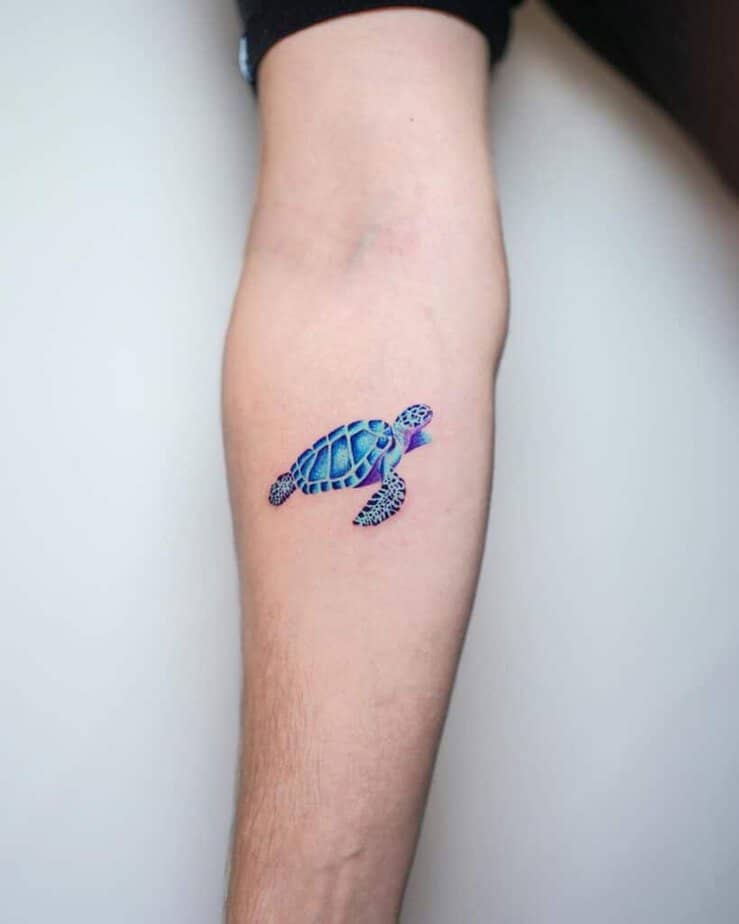 17. Eine Tätowierung mit einer leuchtend blauen Meeresschildkröte