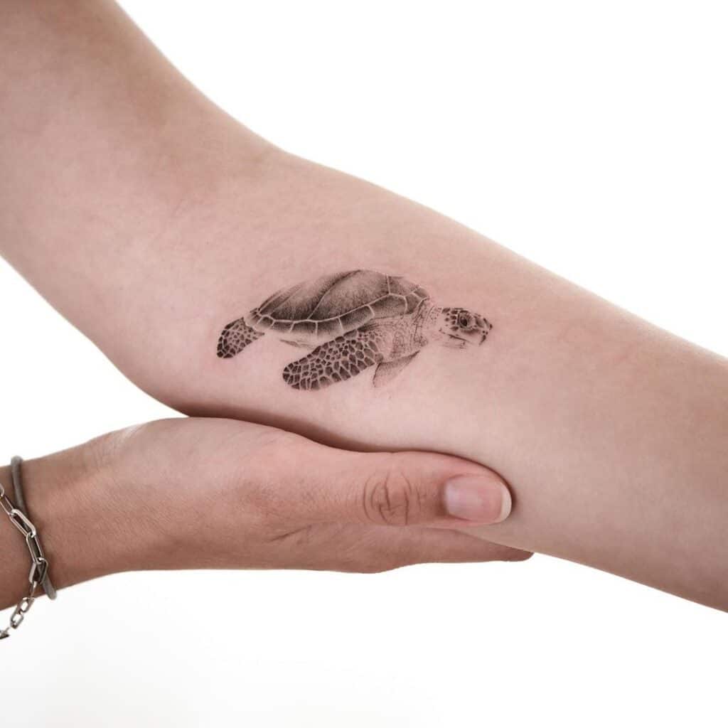 6. Eine weiche und geschmeidige Meeresschildkröte Tattoo auf dem Unterarm