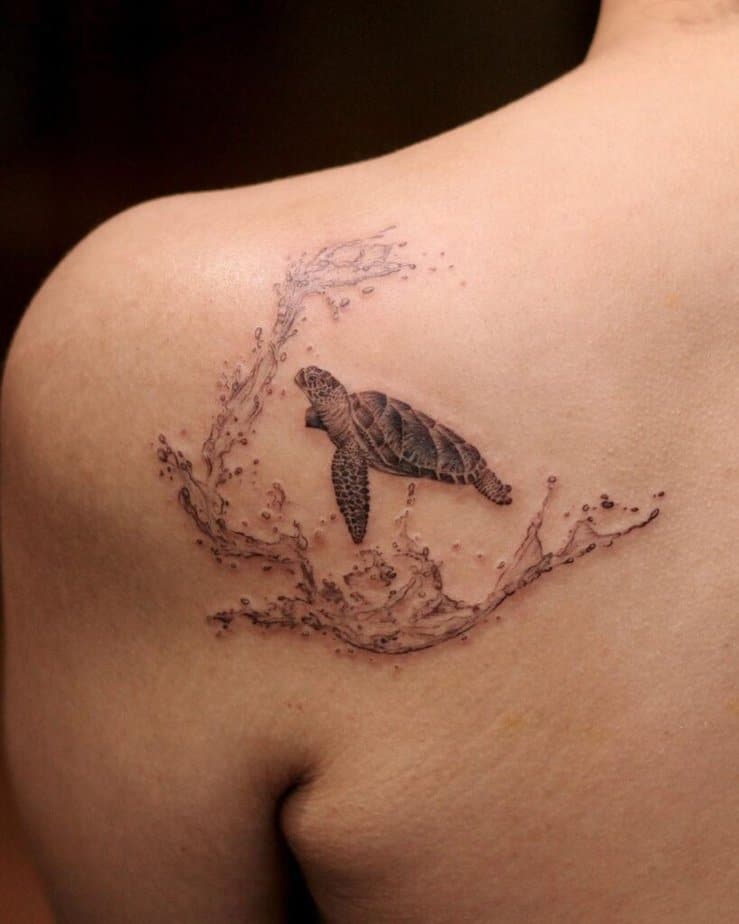 7. Ein schickes Schildkröten-Tattoo auf der Schulter 