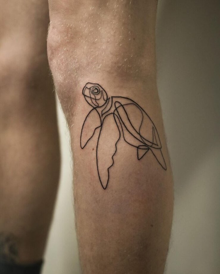 8. Ein Strichmännchen-Tattoo einer Meeresschildkröte auf dem Bein