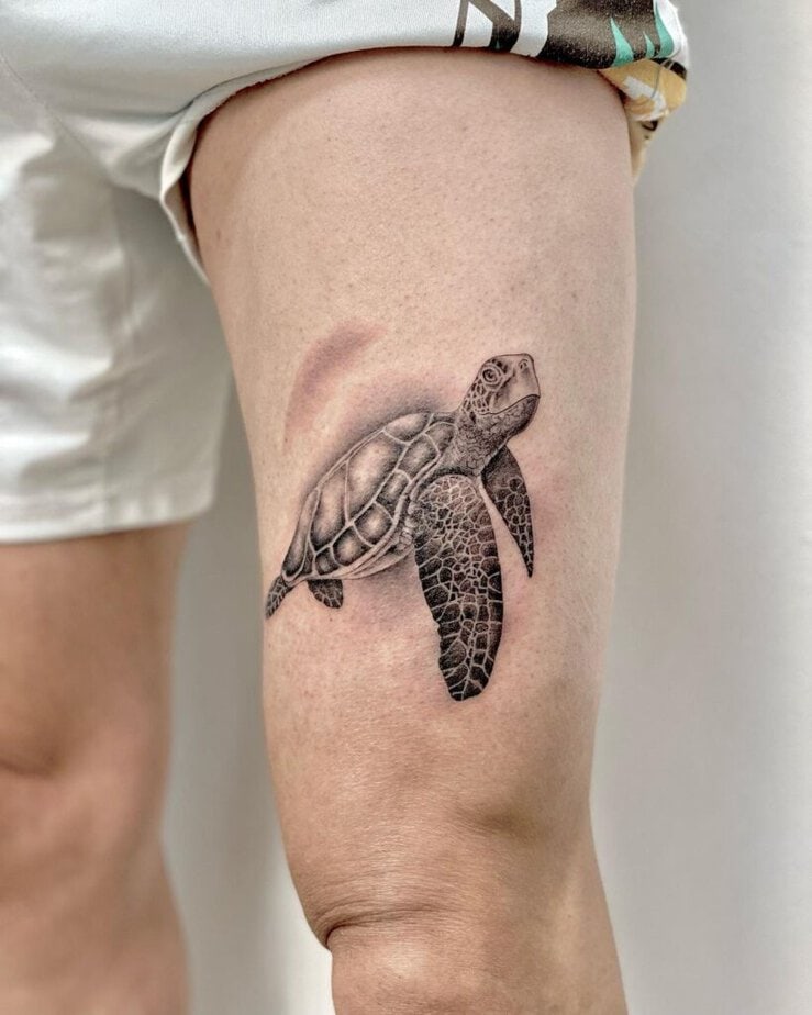 9. Ein freches Meeresschildkröten-Tattoo auf dem Oberschenkel
