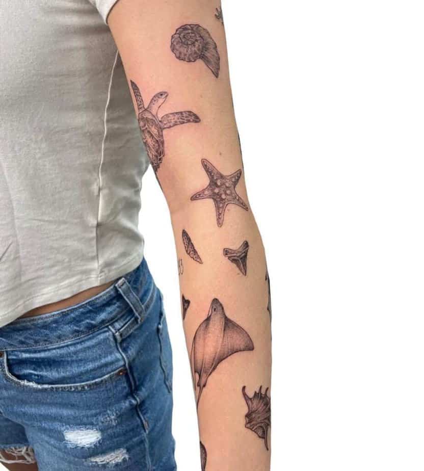1. Ein Ärmel-Tattoo mit Aufklebern zum Thema Meer