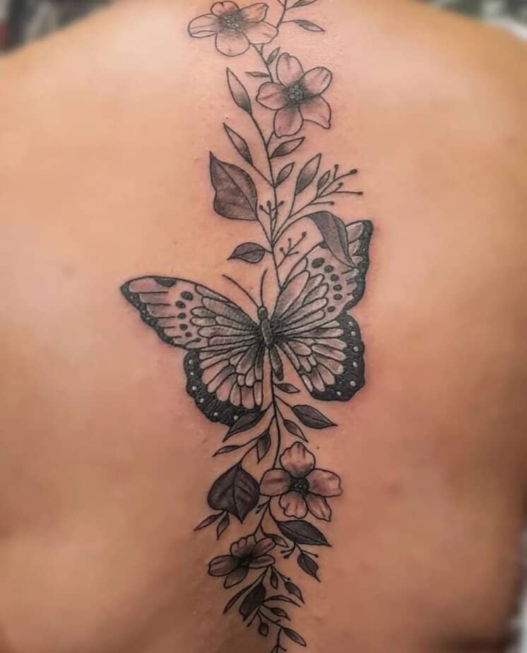 Rankenrücken-Tattoo mit Schmetterlingen