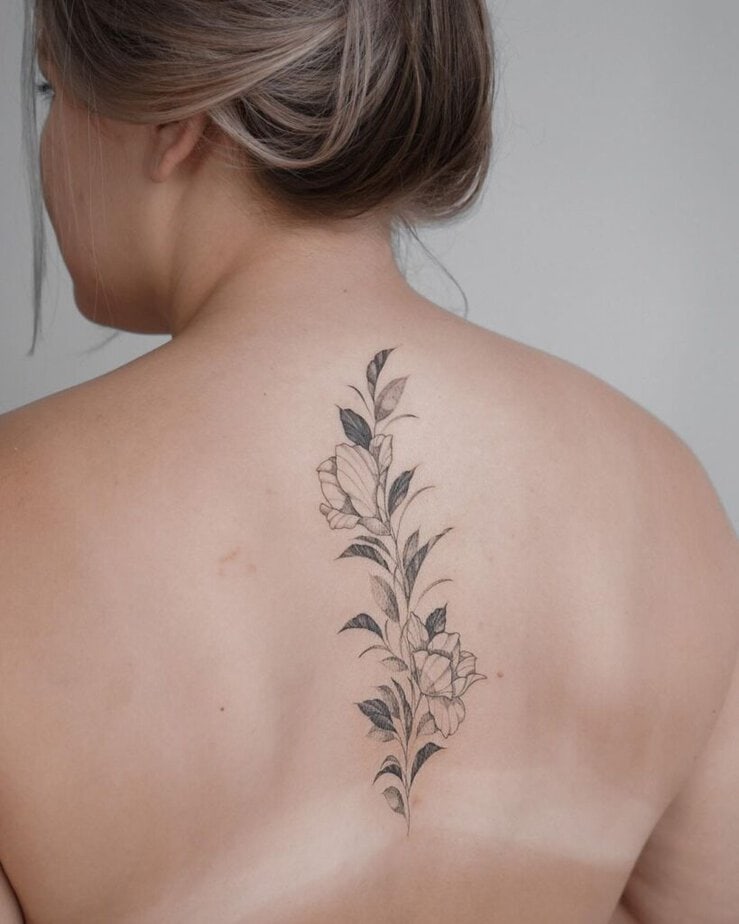 Kleine und zierliche Rücken-Tattoos mit Ranken