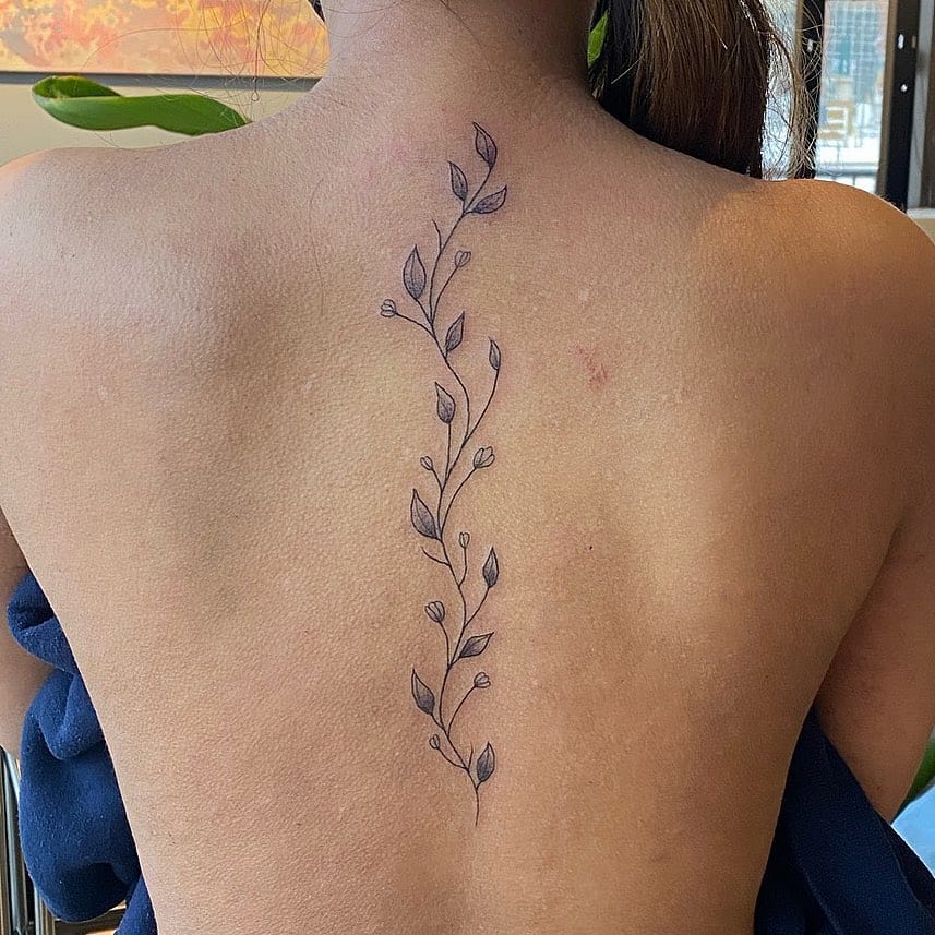 Kleine und zierliche Rücken-Tattoos mit Ranken