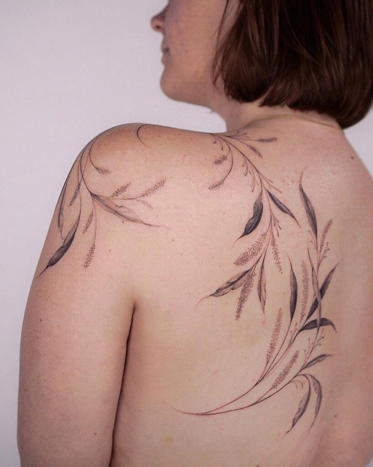 Einfaches Rücken-Tattoo mit Ranken