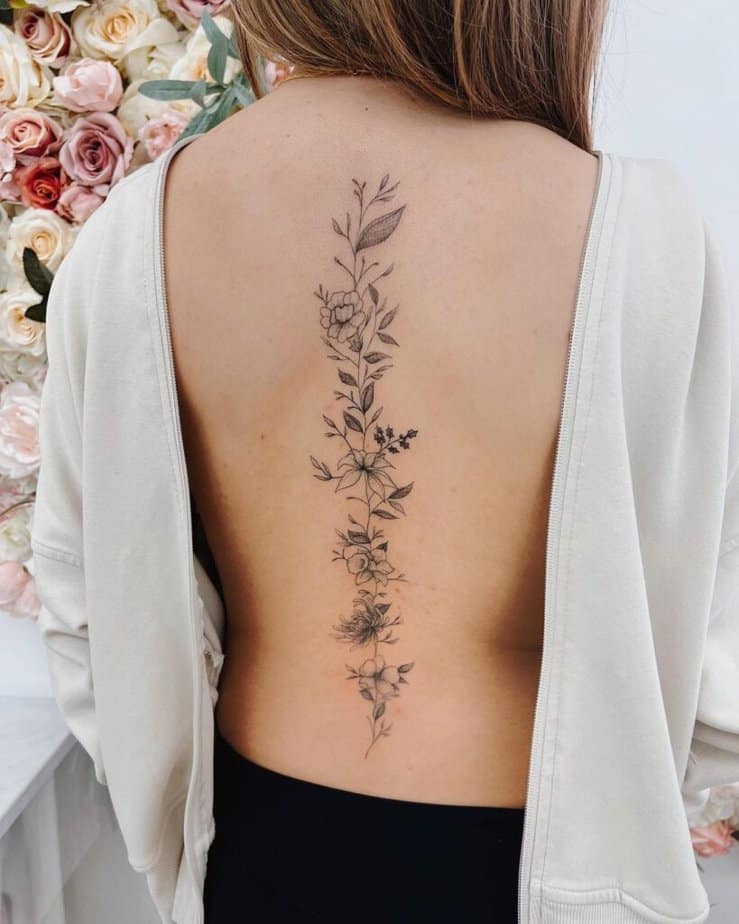 Blumenranke Rücken Tattoo