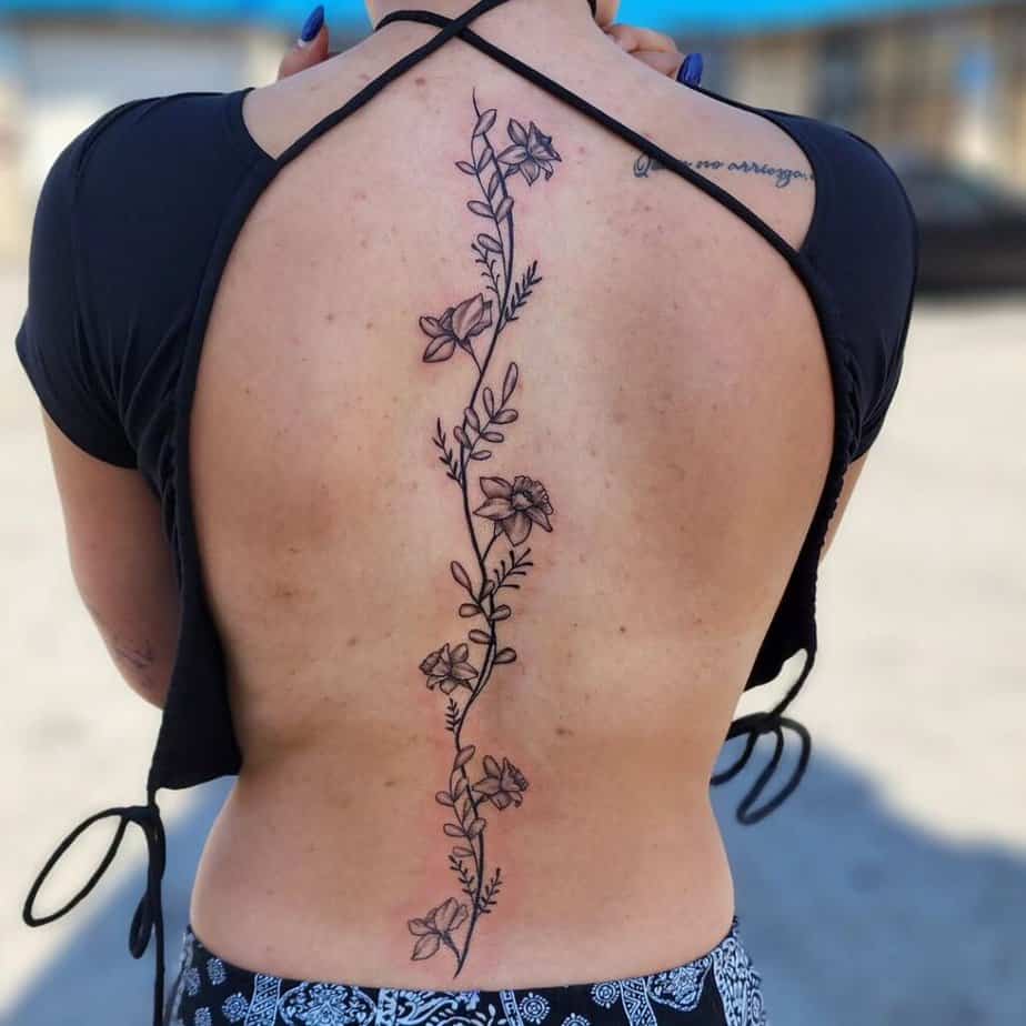 Blumenranke Rücken Tattoo