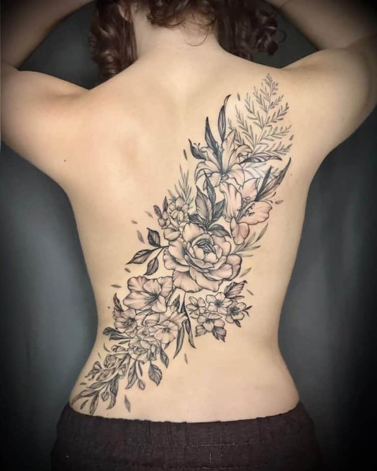 Diagonale Weinrebe Rücken Tattoo