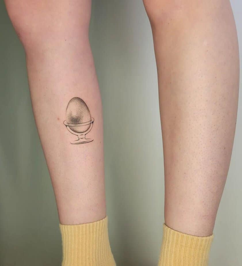 15. Ein Dotwork-Tattoo eines realistischen Eies auf dem Bein