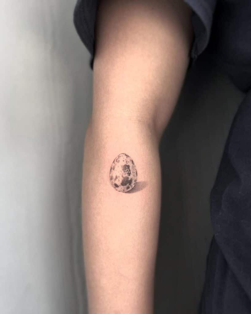 10. Ein Wachtelei-Tattoo auf dem Unterarm 