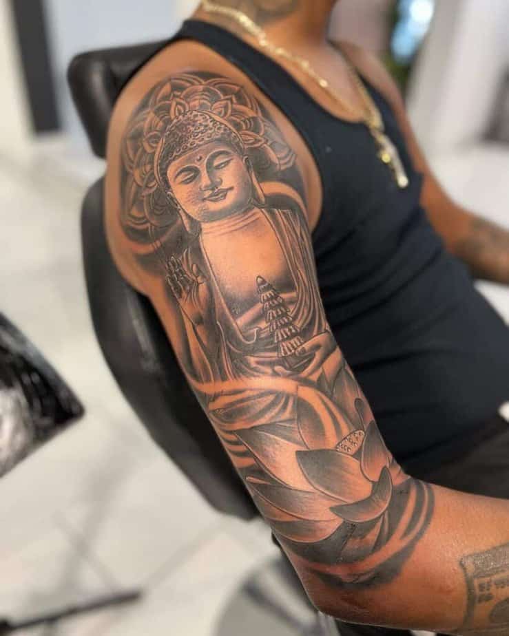 12. Ein Buddha-Tattoo auf einem Viertel des Ärmels