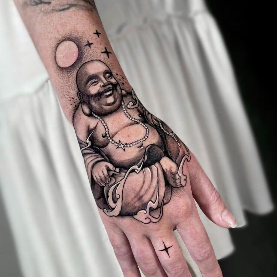 13. Ein schönes Buddha-Tattoo auf der Hand