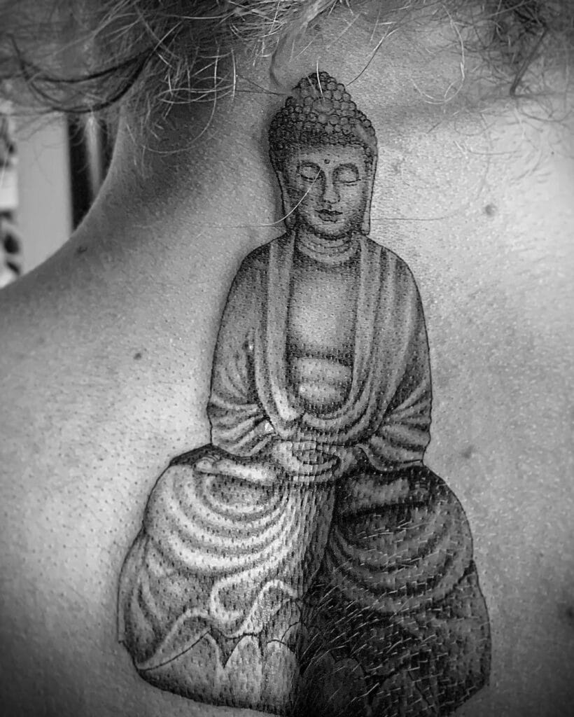 15. Eine Buddha-Tätowierung im Nacken