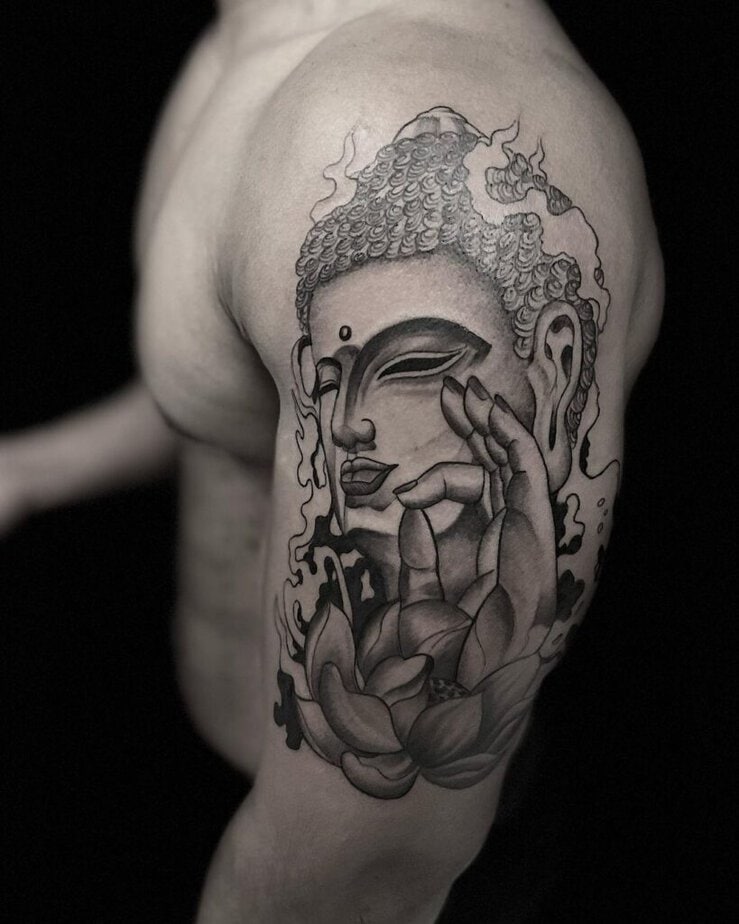 17. Ein brillantes Buddha-Tattoo auf dem Oberarm