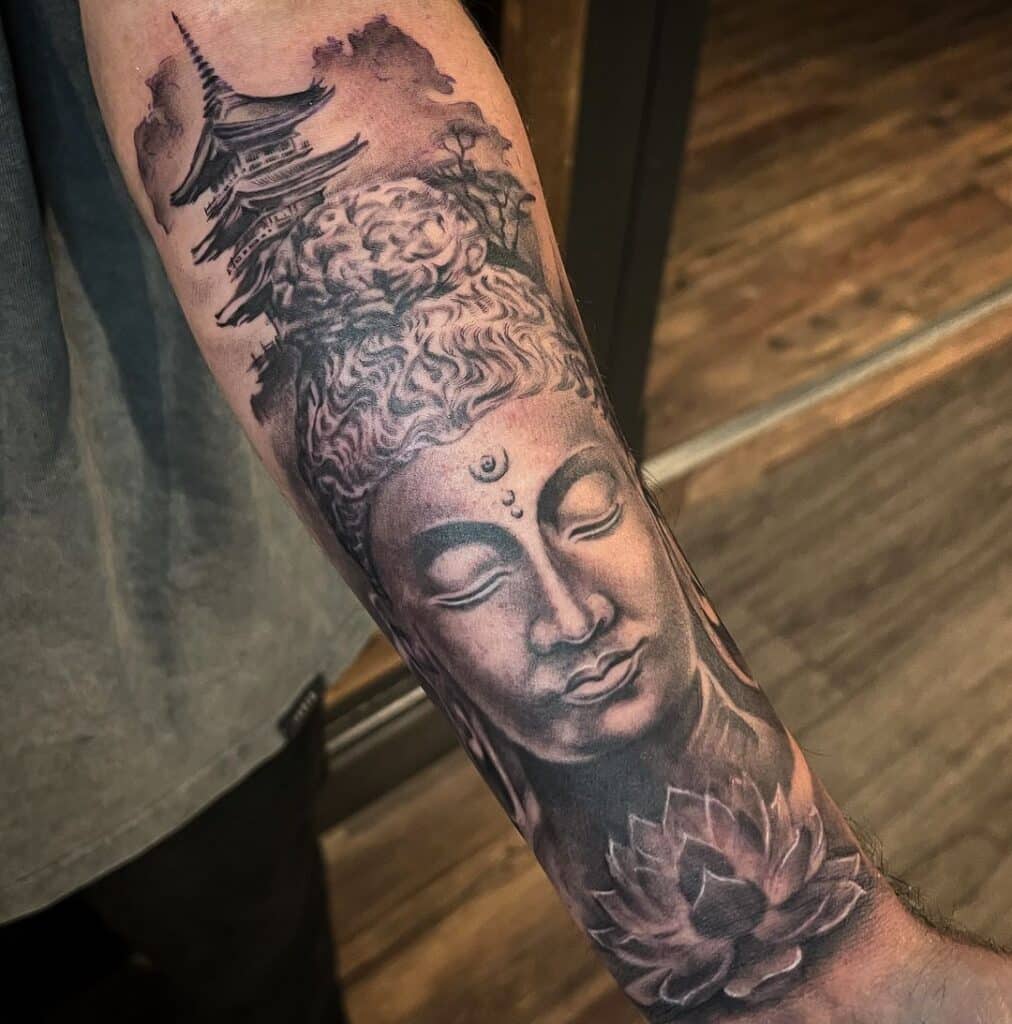 19. Ein Buddha, eine Lotusblume und eine Pagode als Tattoo