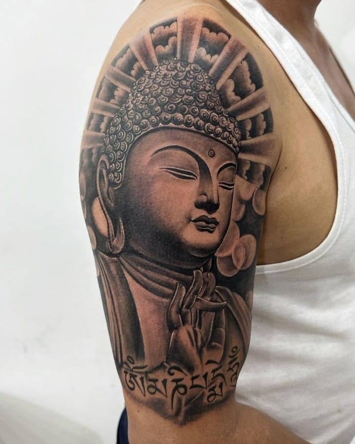 2. Eine schwarz-graue Buddha-Tätowierung auf dem Oberarm