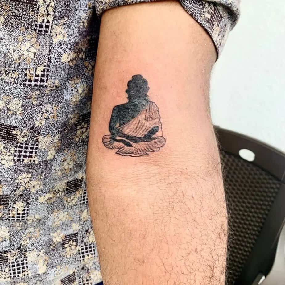 22. Ein kleines Buddha-Tattoo auf dem Arm