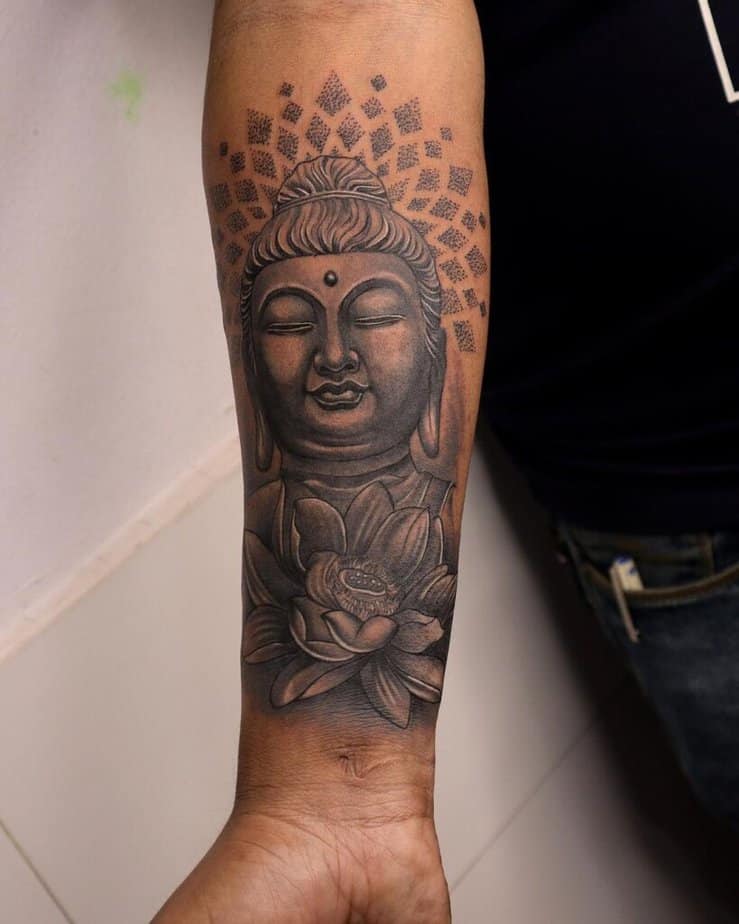 4. Ein Buddha-Tattoo mit einer Lotusblume auf dem Unterarm