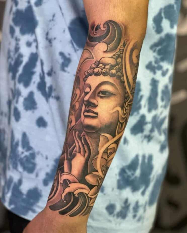 7. Eine Buddha-Tätowierung auf dem Unterarm